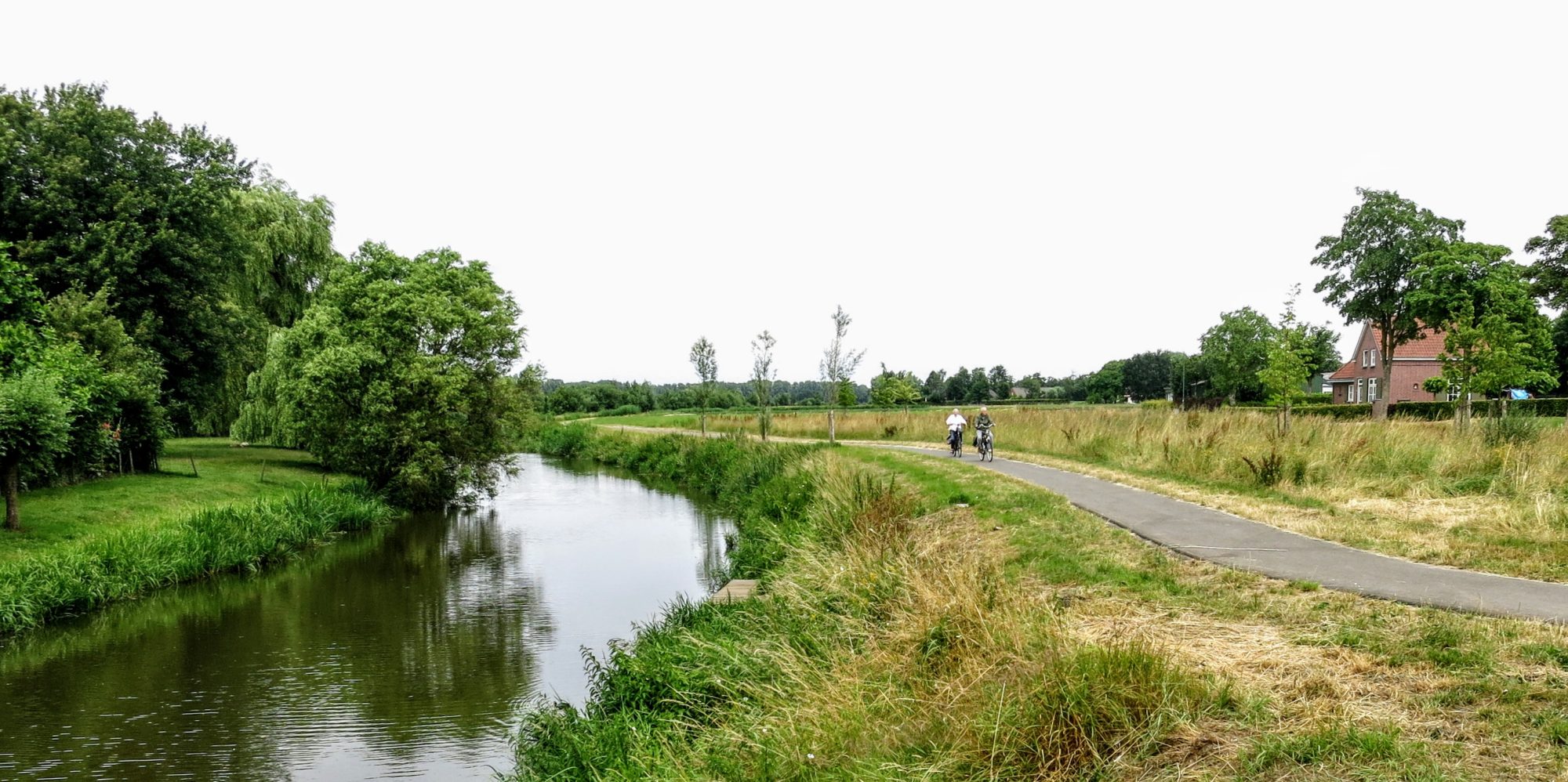 Een fietspad langs de aa of weerijs